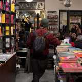 Le esibizioni possono avvenire all�interno di un pub o di una libreria...